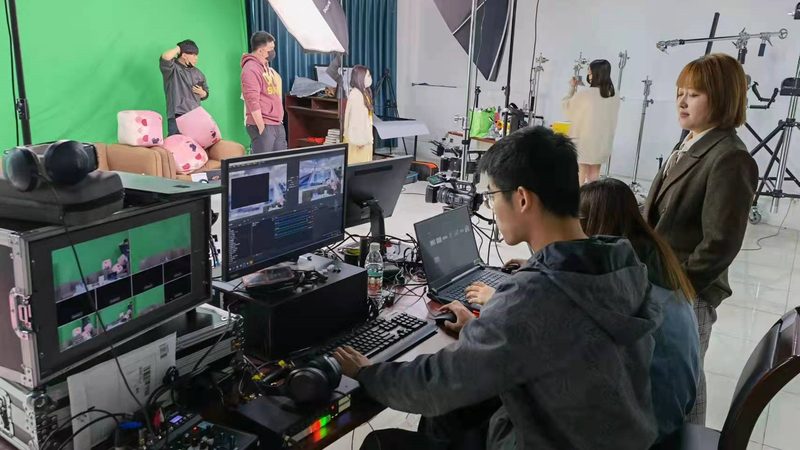 在签订加盟合同前，务必仔细审查合同条款，重点关注以下内容：